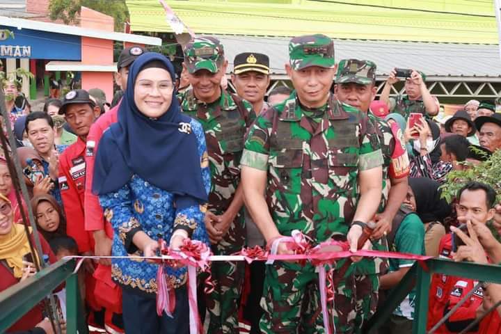 Jembatan Gantung di KecamatanTerisi Indramayu diresmikan, Jumat (28/10/2022).