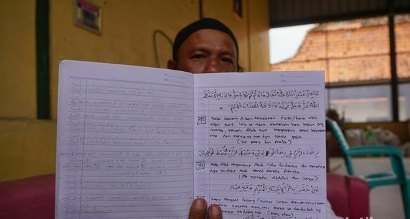Napi Lapas Indramayu Ibnu Kholdun saat memperlihatkan buku yang ditulis hadis