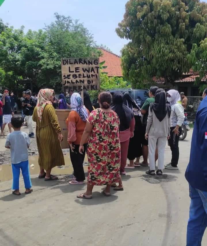 Aksi warga tutup jalan tuntut perbaikan di Desa Tegalurung, Kecamatan Balongan, Kabupaten Indramayu, Kamis (20/10/2022).