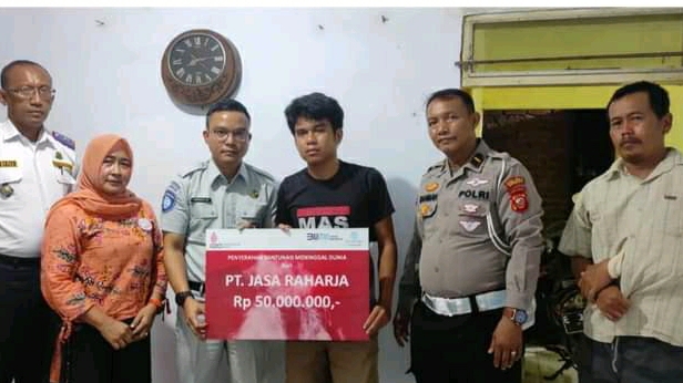 PT Jasa Raharja santuni ahli waris korban kecelakaan lalu lintas di Indramayu, Kamis (20/10/2022).