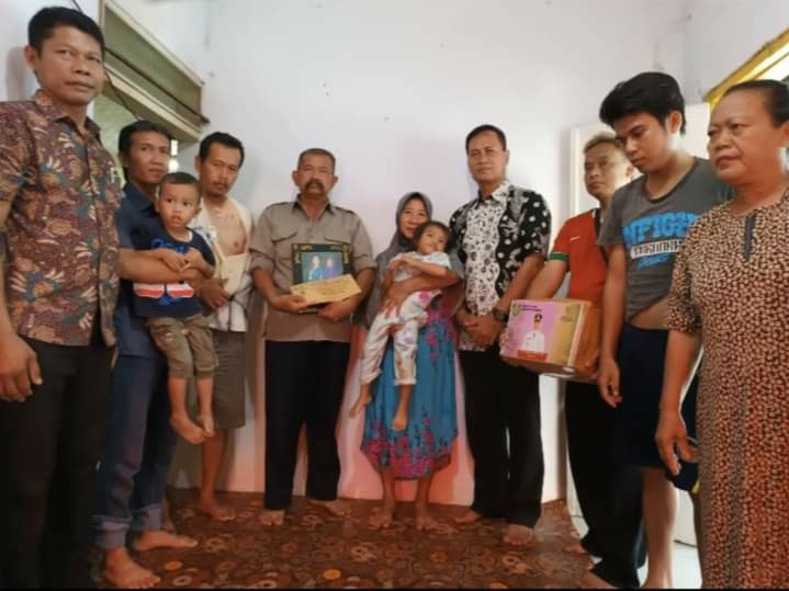 Bupati Indramayu beri bantuan kepada korban laka lantas di Balongan Indramayu, Minggu (23/10/2022).