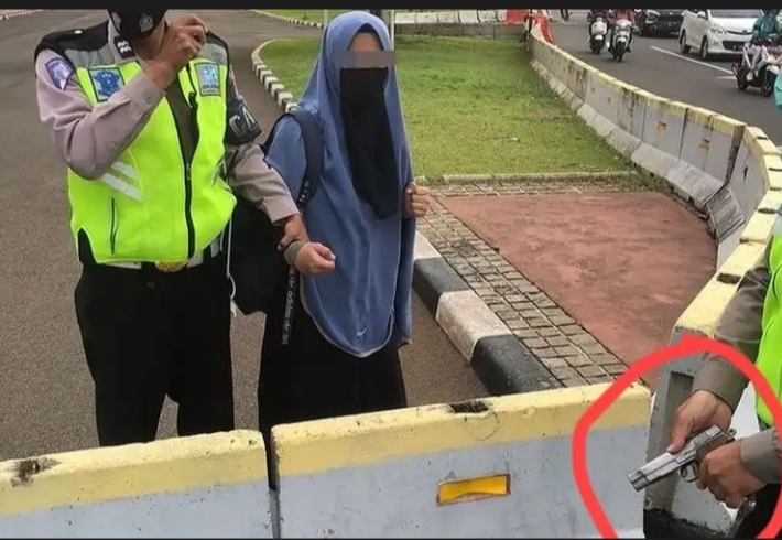 Perempuan bercadar dan membawa pistol ditangkap polisi mencoba masuk ke Istana Merdeka, Selasa (25/10/2022).