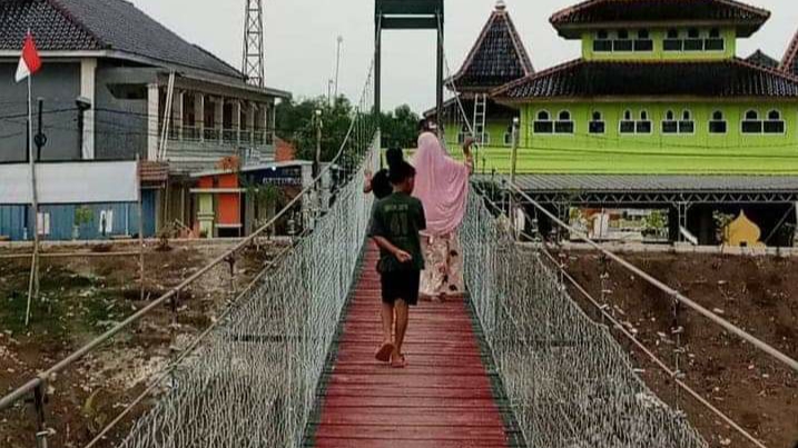 Jembatan gantung di Kecamatan Terisi Indramayu