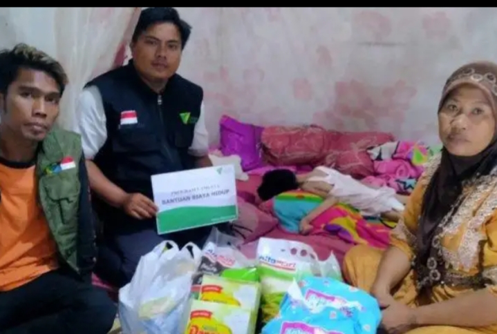 Para relawan berdatangan bantu Lissa Ameliyah Safitri (15) penderita gizi buruk di Patrol Indramayu