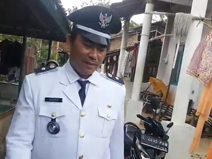 Kepala Desa atau Kuwu Tersana, Kusaeri di Kecamatan Sukagumiwang Kabupaten Indramayu diberhentikan sementara
