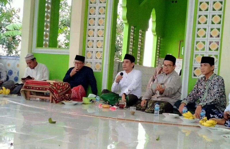 Ketua PCNU Indramayu Kiai Mustopa saat menghadiri acara rutinan alumni Pondok Pesantren KHAS Kempek Cirebon di Indramayu, Minggu (6/11/2022).
