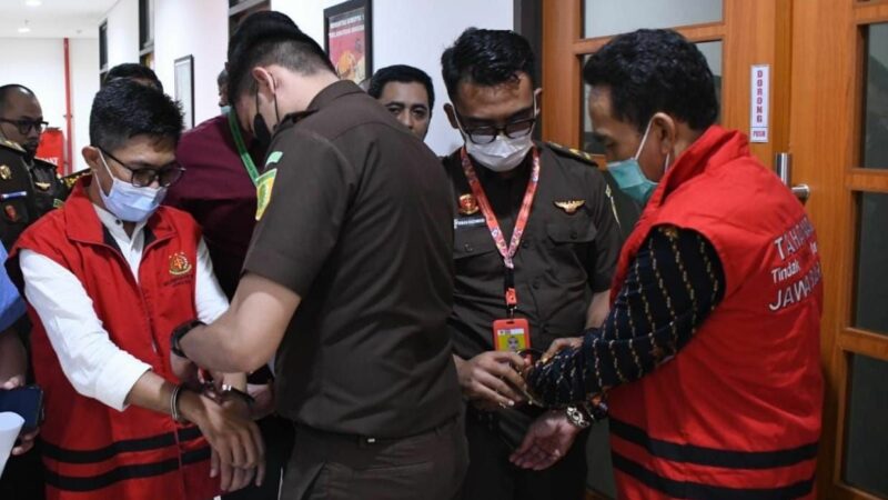 Kejaksaan Tinggi Jawa Barat menahan dua tersangka S dan DH terkait kasus dugaan korupsi BPR Karya Remaja Indramayu