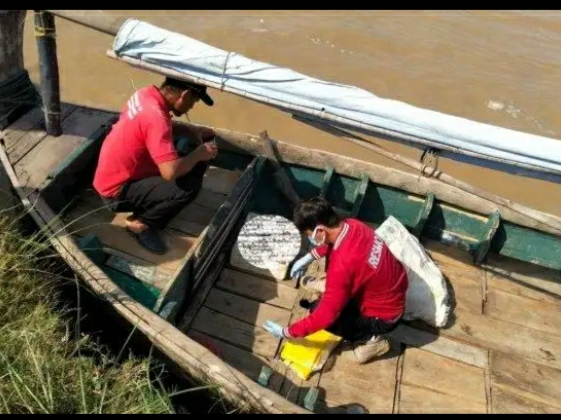 Nelayan temukan mayat bayi mengapung di sungai Waledan, Desa Lamarantarung, Kecamatan , Cantigi, Kabupaten Indramayu 