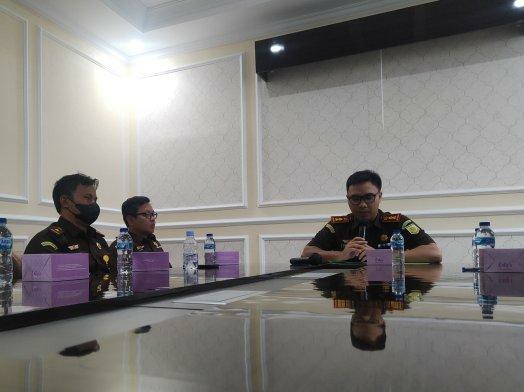 Kepala Kejaksaan Negeri Indramayu Adjie Prasetya saat Press rilis pencapaian tahun 2022 di Kantor Kejaksaan Negeri Indramayu, Selasa (3/1/2023).