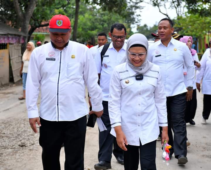 Bupati Indramayu Nina Agustina tinjau pembangunan jalan di Desa Cangkingan, Kecamatan Kedokan Bunder, Kabupaten Indramayu, Rabu (22/2/2023).
