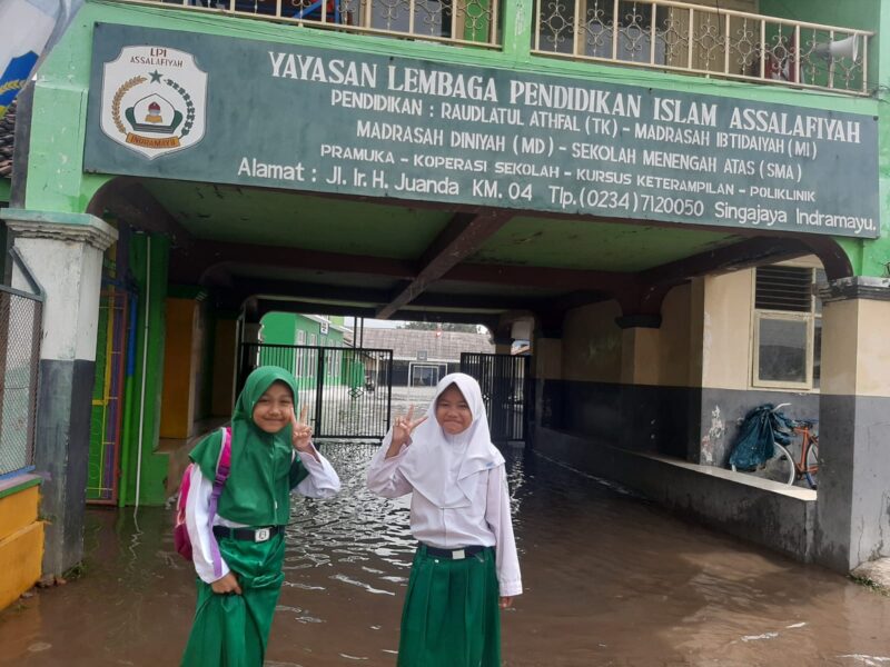 Sekolah di Jalan Ir H Juanda Singajaya Indramayu terendam banjir, Senin (27/2/2023) 