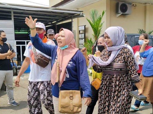 Puluhan emak-emak melaporkan kasus dugaan arisan bodong di Polres Indramayu