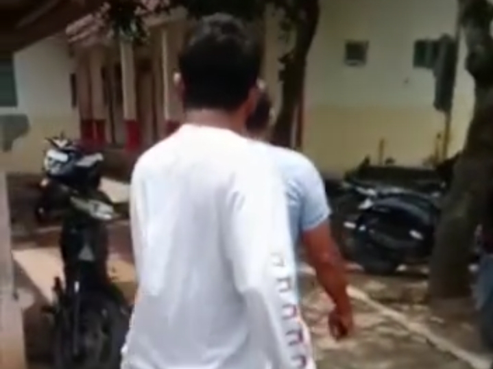 Tangkapan layar warga gelandang Oknum guru SMP ke kantor polisi