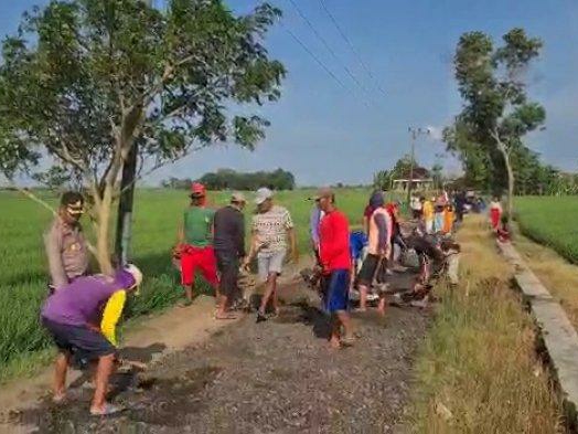 Jalan rusak penghubung Desa Krimun dan Ranjeng Kecamatan Losarang Kabupaten Indramayu sedang diperbaiki, Rabu (22/2/2023).