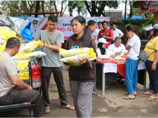 Bulog bersama Pemkab Indramayu menggelar operasi beras murah di Pasar Jatibarang, Rabu (22/2/2023).