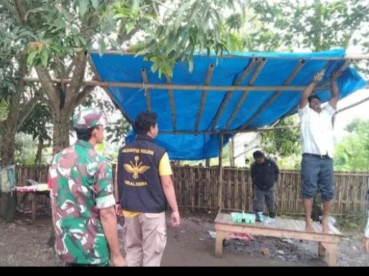 Warga bongkar paksa tempat dijadikan transaksi narkoba di Gang Samsu Kabupaten Indramayu, Rabu (1/3/2023).