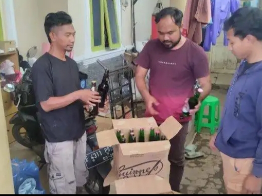 Polisi sita ratusan botol miras berbagai merek, Jumat (10/3/2023).