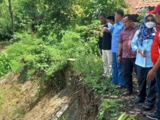 Tanggul Kali Cimanuk amblesdi Kecamatan Sukagumiwang, Kabupaten Indramayu, Jumat (10/3/2023).