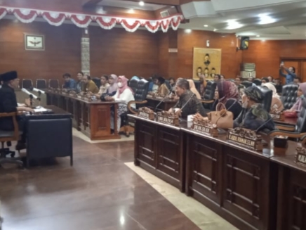 Para nasabah BPR Karya Remaja audensi dengan DPRD Indramayu, Selasa (14/3/2023).