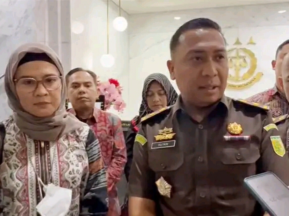 Bupati Indramayu menyerahkan data-data pendukung BPR Karya Remaja Indramayu kepada Kepala Kejaksaan Tinggi Jawa Barat, Senin (3/4/2023).