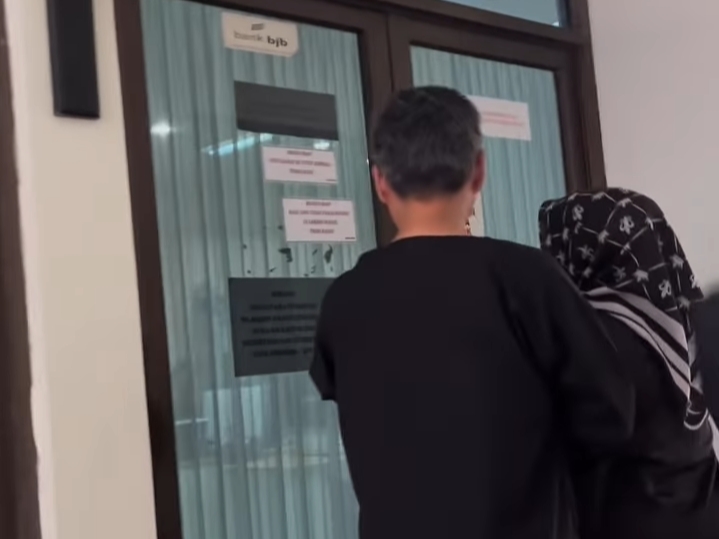 Anggota DPRD Indramayu Fraksi PDI-P, Anggi Novia melakukan pengawasan langsung ke ruangan di Gedung Sekretariat Daerah Indramayu.