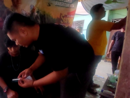 Polisi gerebek warung dijadikan tempat transaksi pil koplo di Indramayu, Minggu (9/4/2023).