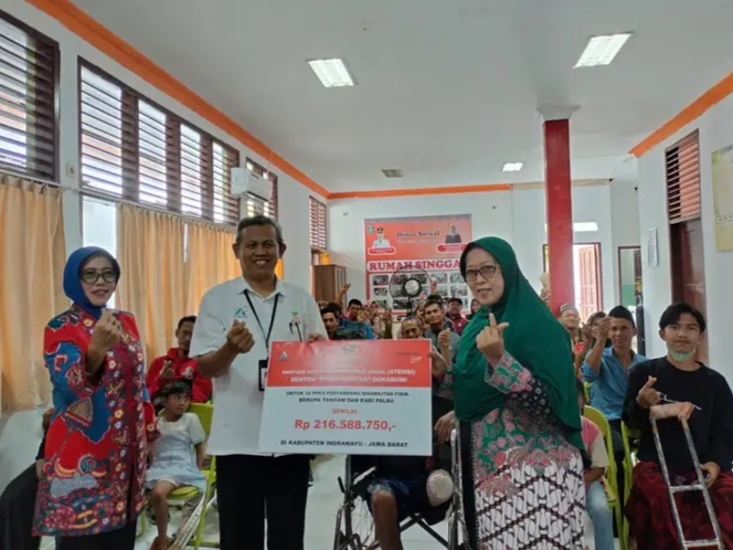 Foto : penyerahan alat bantu penyndng disabilitas