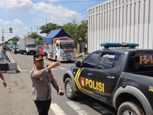 Foto : Kapolres Indramayu AKBP M Fahri Siregar turun langsung ngatur lalu lintas