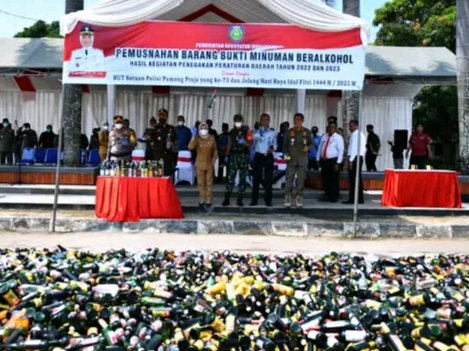 Foto : Pemusnahan 14 ribu botol minuman keras di Alun-alun Pendopo indramayu