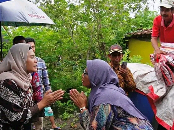 Foto : Bupati Nina salurkan bantuan buat korban banjir di RT 12 Desa Losarang