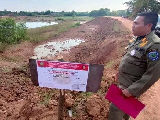 Foto : Galian Tanah merah disegel Pemkab Indramayu 