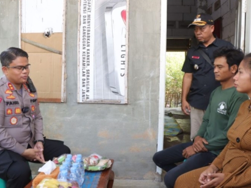 Foto : Kapolres Indramayu AKBP M Fahri Siregar mengunjungi korban TPPO di Desa Pranggong, Kabupaten Indramayu