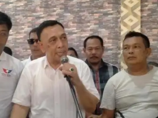 Foto : Ketua DPD Partai Nasdem Indramayu Husen Ibrahim dan pendukungnya mundur dan mencopot atribut partai