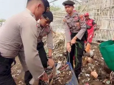 Foto : Jajaran Polres Indramayu bersih-bersih sampah di Pantai Karangsong, Kamis (13/7/2023).