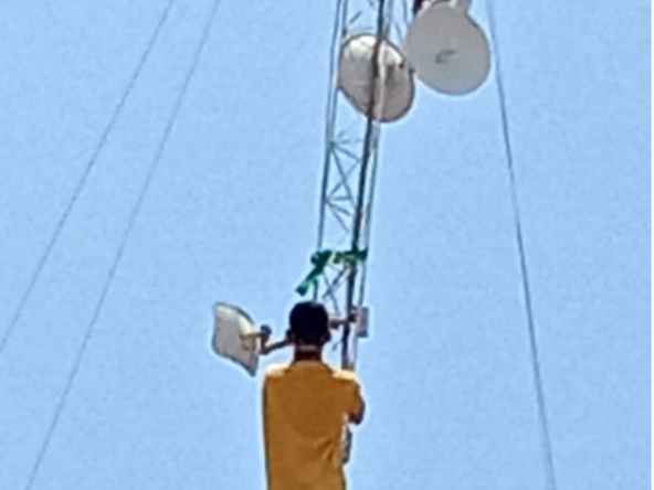 Foto : Remaja di Losarang Indramayu berupaya bunuh diri loncat dari tower digagalkan polisi, Rabu (20/9/2023).