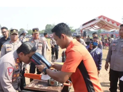Foto : Kapolres Indramayu AKBP M. Fahri Siregar mengecek peralatan dan kesiapan personil Polres Indramayu dalam operasi Mantap Brata Lodaya 2023/2024, Jumat (29/9/2023).