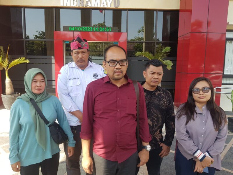 Foto : Koordinator Departemen Advokasi Dewan Pimpinan Nasional (DPN) SBMI, Juwarih Setia saat memberikan keterangan usai menyaksikan sidang putusan vonis terhadap pelaku TPPO di PN Indramayu, Rabu (4/10/2023).