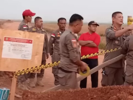 Foto : Satpol PP Kabupaten Indramayu menyegel lokasi proyek ekplorasi sumur minyak milik Pertamina EP, Minggu (1/10/2023).
