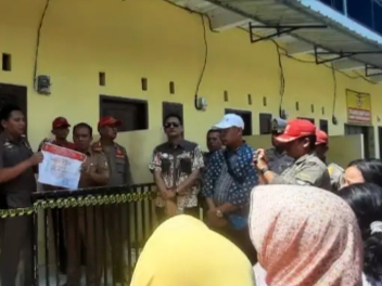 Foto : Pemerintah Kecamatan Jatibarang bersama Satpol PP Kabupaten Indramayu menyegel rumah indekos di Blok Pilangsari Desa Jatibarang, Senin (2/10/2023).
