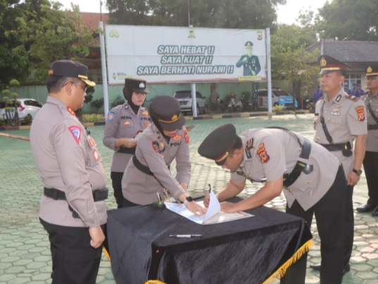 Foto : Kapolres Indramayu merotasi 5 kapolsek, Jumat (8/12/2023).