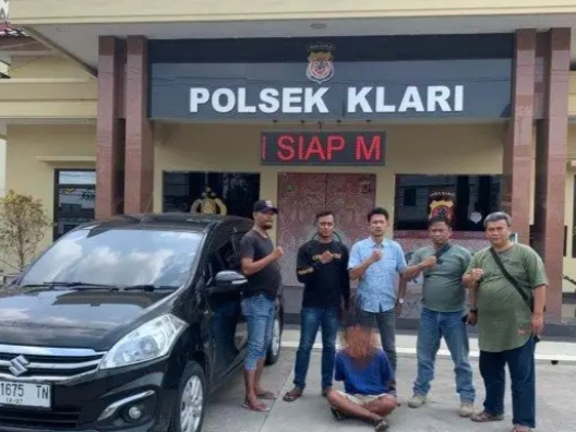Foto : Tersangka (duduk) bersama barang bukti mobil diamankan polisi, Kamis (14/12/2023).