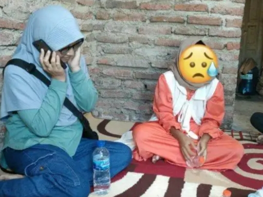 Foto : Asisten Hotman Paris berkunjung ke rumah korban pemerkosaan gerombolan anak punk, Jumat (15/12/2023) sumber : Tribunnews.