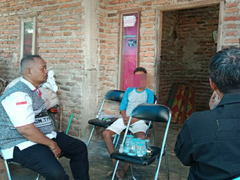 Foto : Ketua LPAI Kabupaten Indramayu Adi Wijaya berkunjung ke rumah CS korban pemerkosaan gerombolan anak punk, ,Sabtu (16/12/2023).