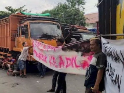 Foto : Puluhan sopir truk melakukan aksi unjuk ras di depan PN Indramayu, Selasa (19/12/2023).