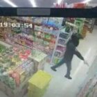 Aksi perampok minimarket di Indramayu todongkan senpi ke karyawan viral di media sosial, Sabtu (10/2/2024).