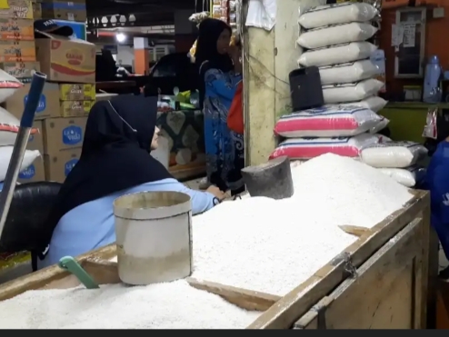 Pedagang beras di Pasar Baru Indramayu, Kabupaten Indramayu 