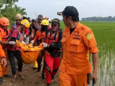 Salah satu janazah murid SD ditemukan tim SAR gabungan di Indramayu, Minggu (18/2/2024).