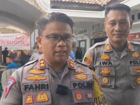 Kapolres Indramayu AKBP M. Fahri Siregar didampingi Kapolsek Tukdana, AKP Iwa Mashadi