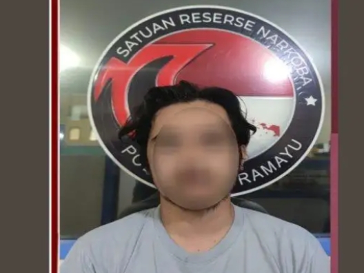 Tersangka RR (25), warga Kecamatan Anjatan, Indramayu diduga pengedar obat terlarang ditangkap polisi