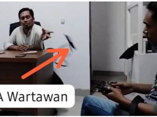 Salah satu oknum Bawaslu Kabupaten Indramayu melemparkan KTA milik wartawan